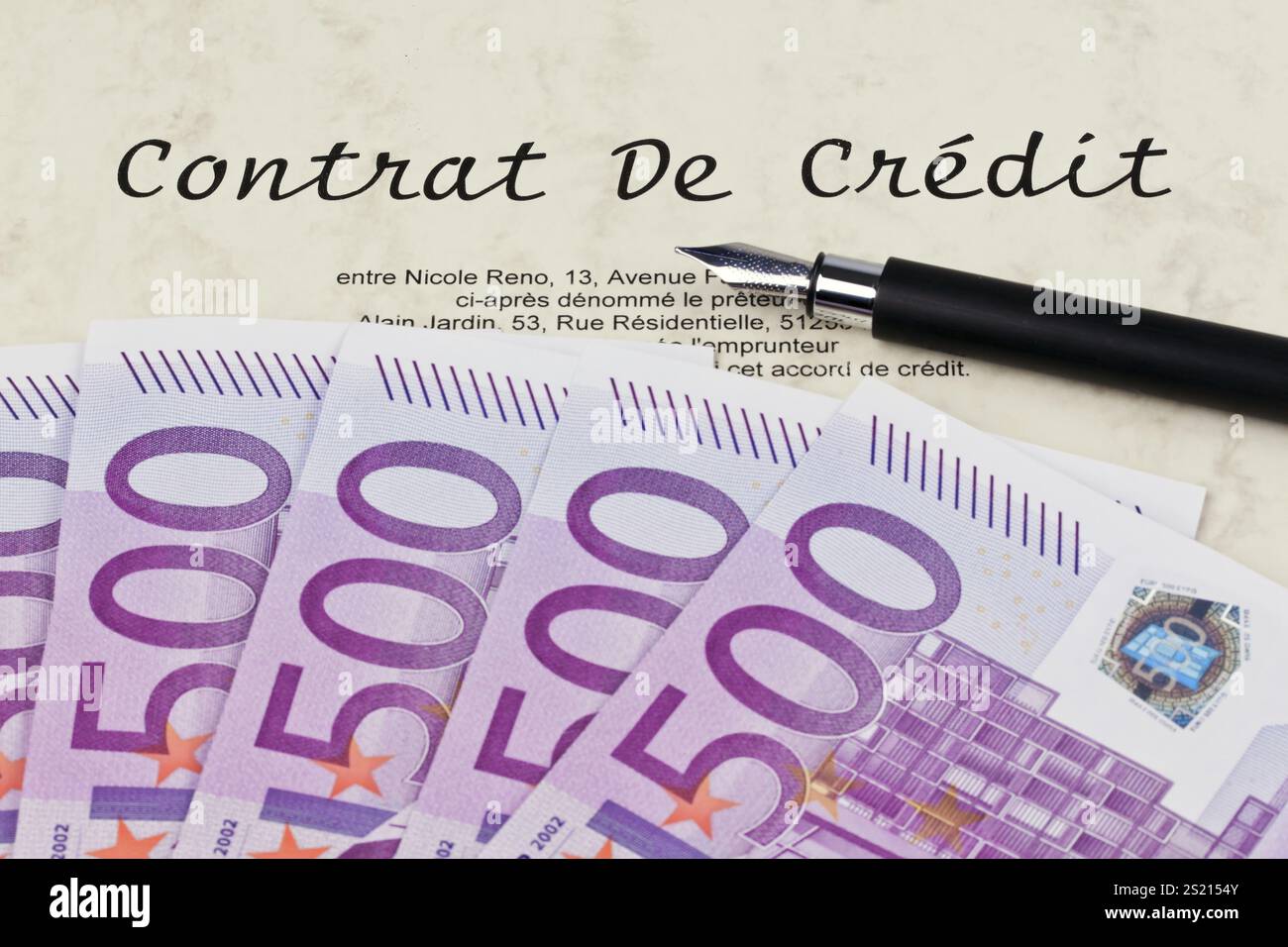 Viele Euro-Banknoten und Kreditverträge (Französisch) Österreich Stockfoto