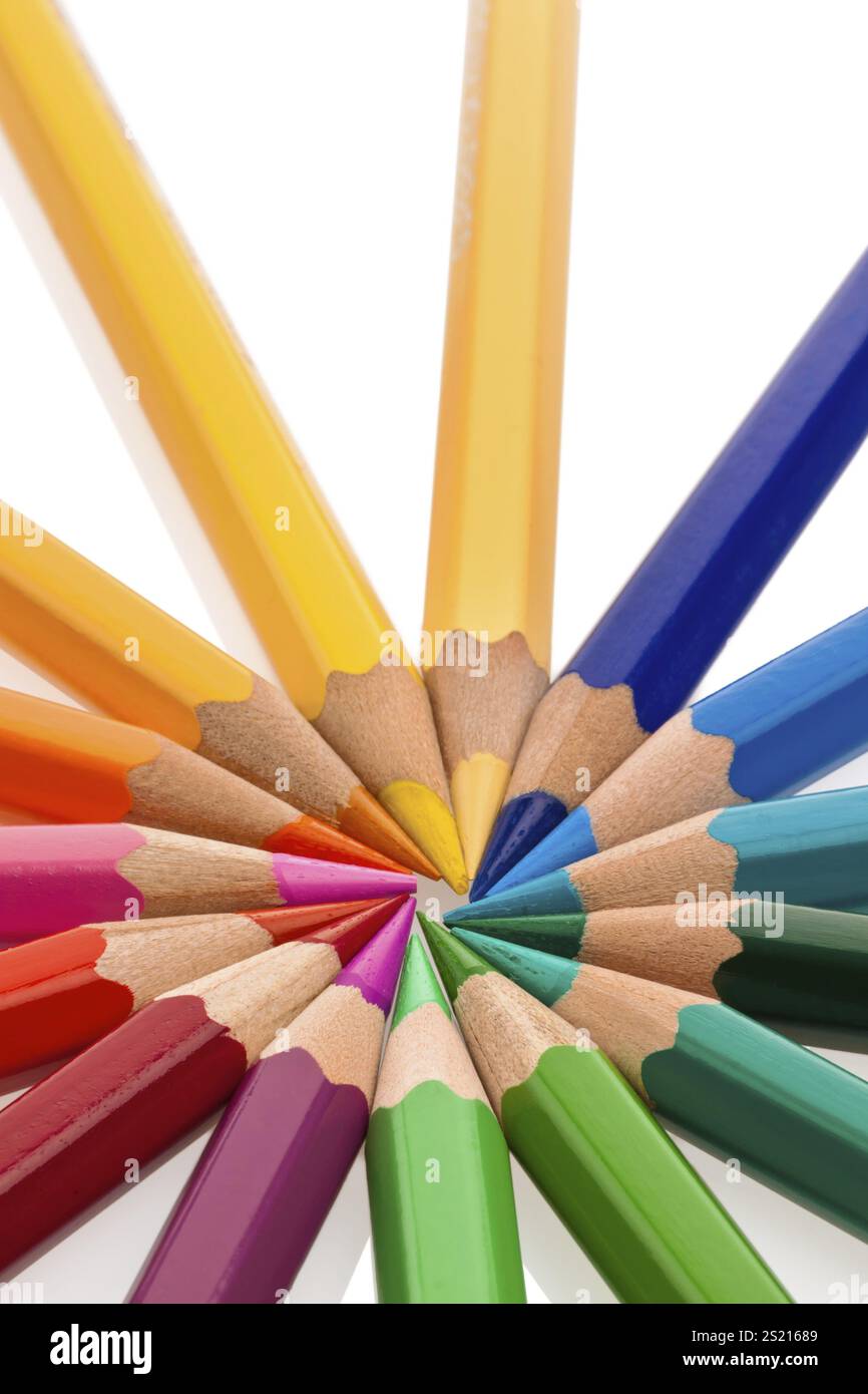 Mehrere Buntstifte liegen auf weißem Hintergrund Stockfoto