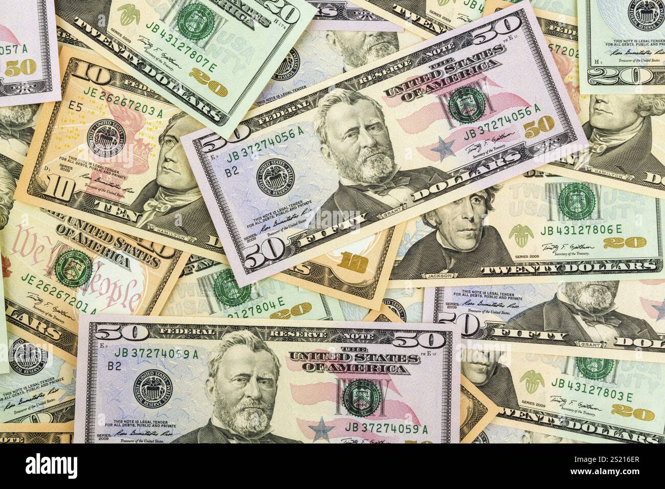 Viele US-Dollar-Banknoten. Symbolisches Foto für Schulden und Vermögen Österreich Stockfoto