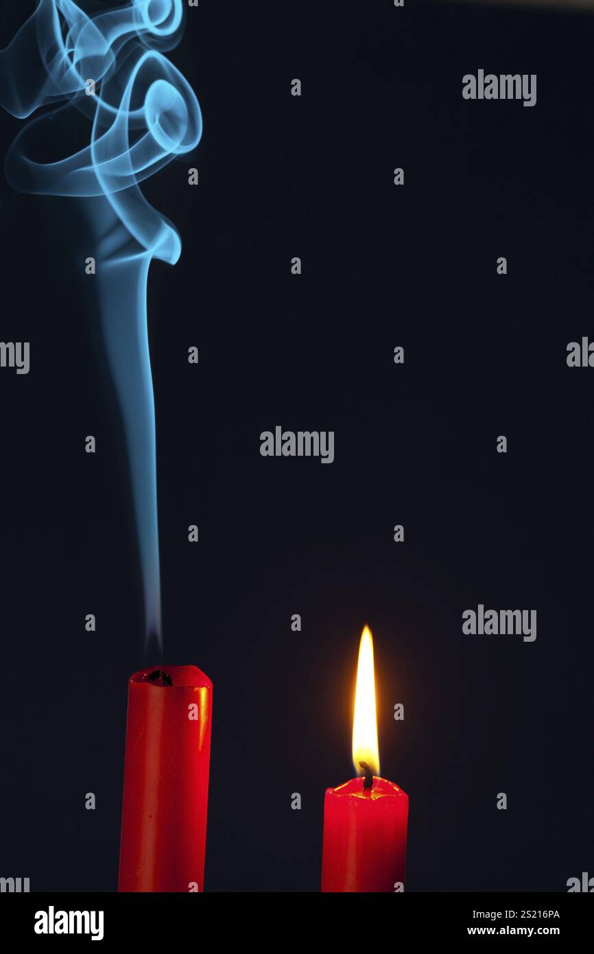Die Flamme einer Kerze wurde ausgeblasen. Symbolisiert Tod, Sterben und das vergangene Österreich Stockfoto