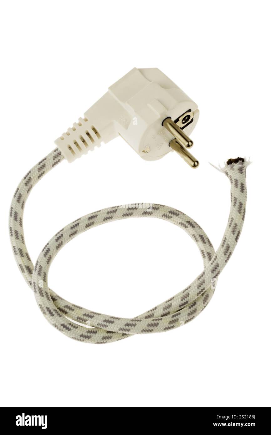 Einen Netzstecker und ein abgezogenes Netzkabel. Stromversorgung und Energieverbrauch. Österreich Stockfoto