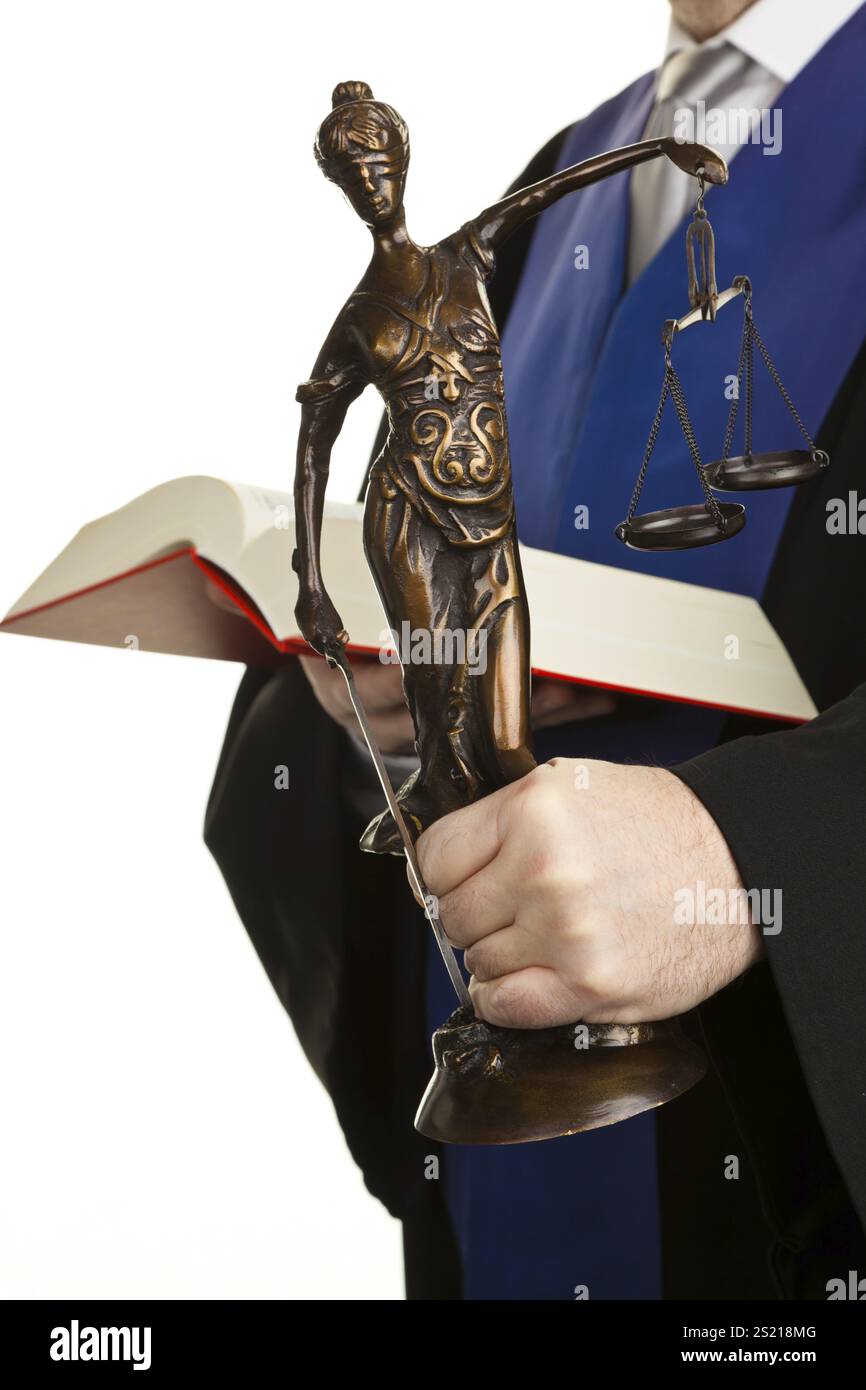 Ein Richter mit einem Gesetzbuch vor Gericht. Mit der Justitia Figur in der Hand. Österreich Stockfoto