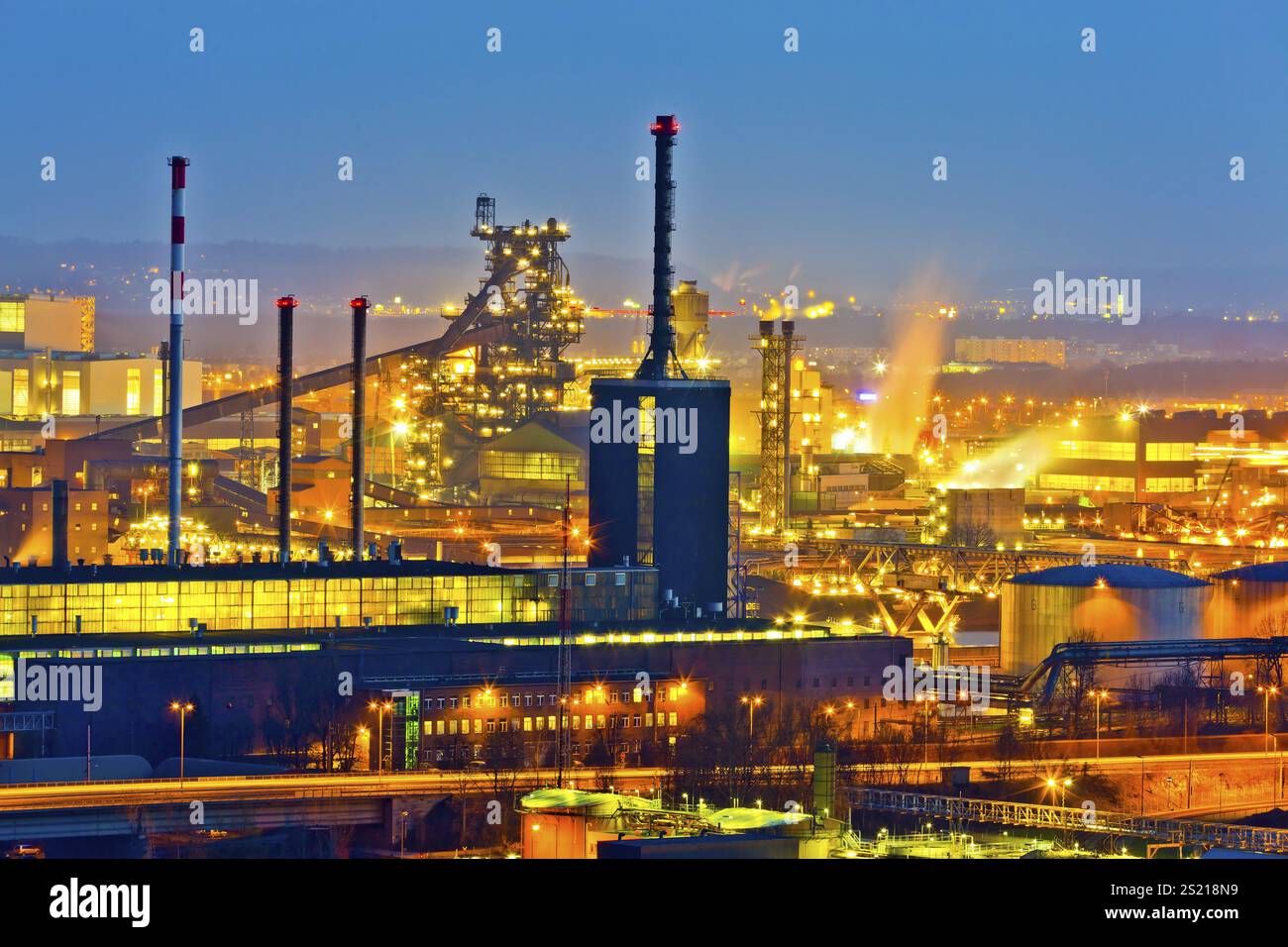 Eine Industriestelle der Metallindustrie am Abend. Beleuchtung der Produktion. Österreich Stockfoto