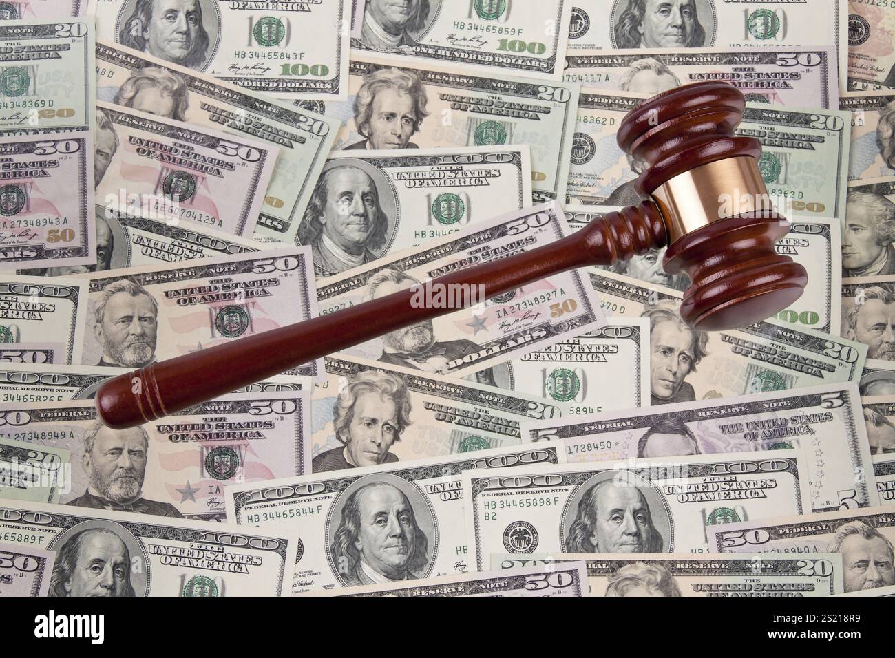 Viele Dollarnoten mit Gavel. Gerichtskosten - Gerichtskosten. Österreich Stockfoto