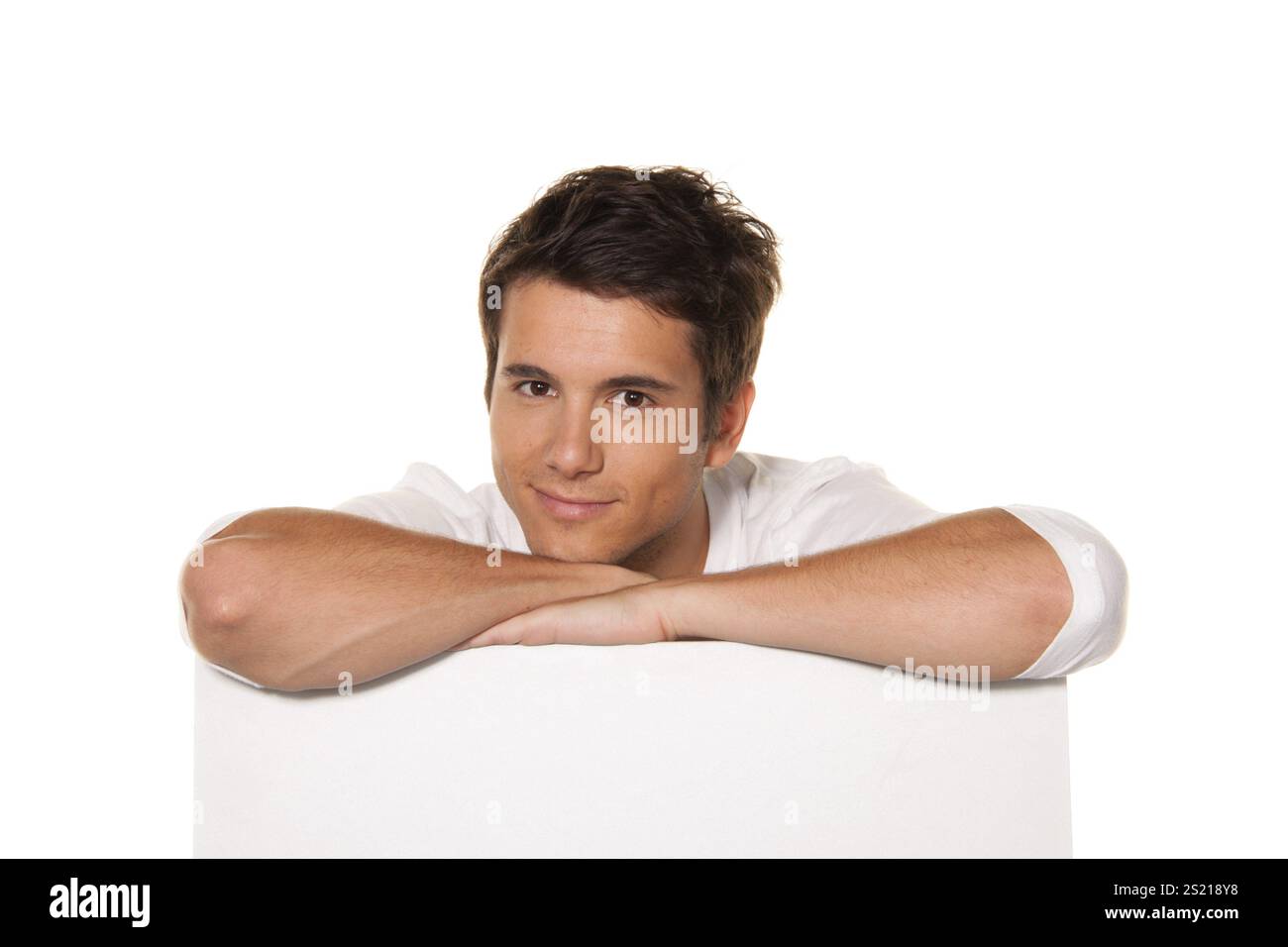 Junger Mann mit leerem Poster, um für die Eröffnung zu werben und bietet Österreich, junger Mann mit leerem Poster, um für die Eröffnung zu werben und bietet Österreich an Stockfoto