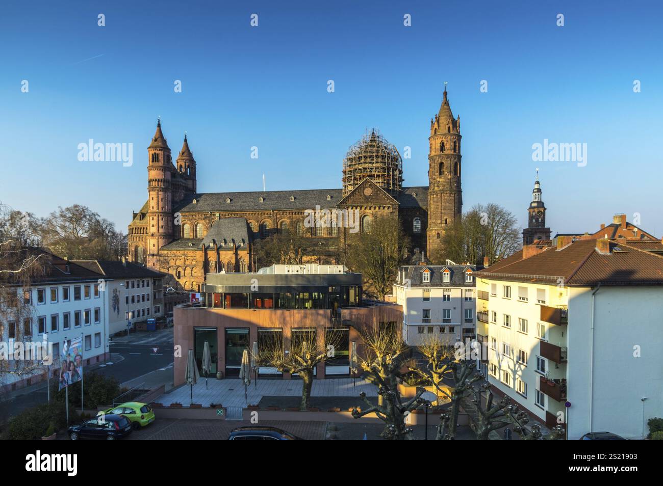 Der Wormser Dom ist eines der großen historischen Bauwerke der Nibelungenstadt. Der alte Dom in der historischen Stadt Worms in Deutschland Stockfoto