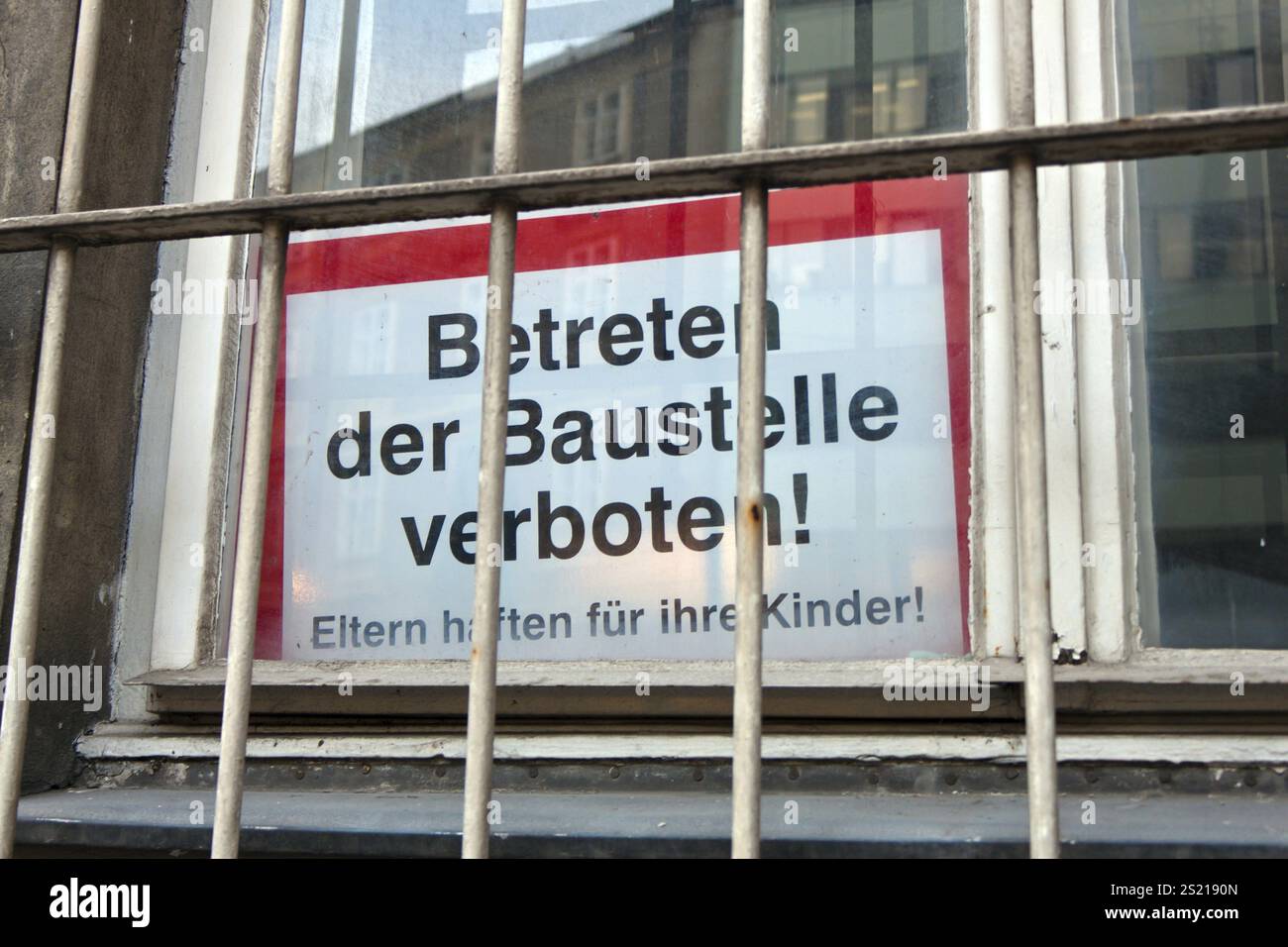 Ein Schild mit der Aufschrift: Betreten der Baustelle verboten Österreich Stockfoto