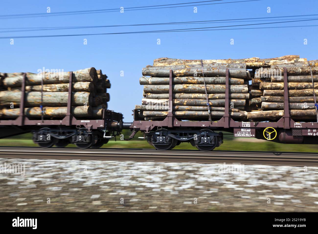 Die Wagen eines Güterzuges auf Eisenbahngleisen. Umweltfreundlicher Gütertransport Österreich Stockfoto