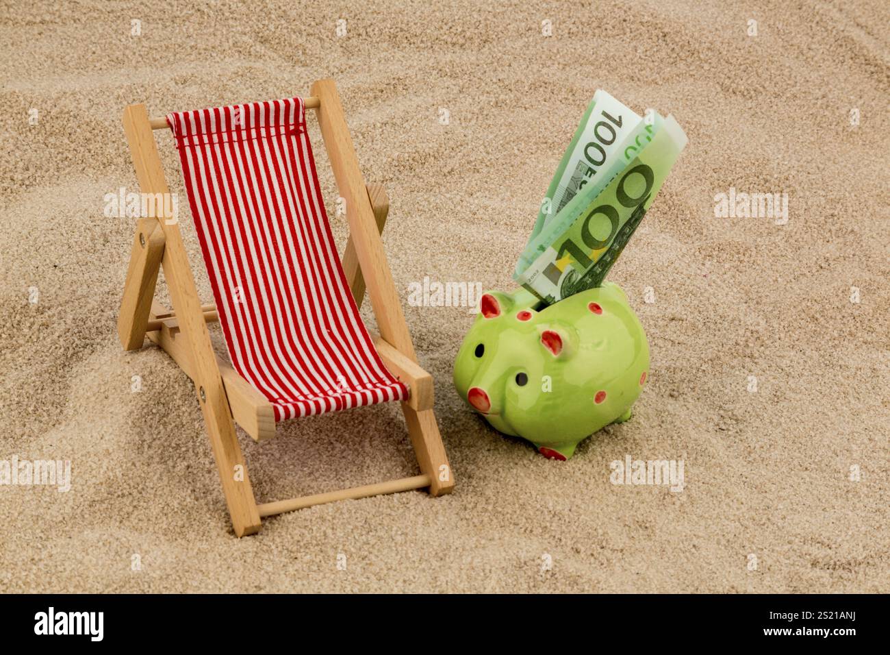 Liegestuhl mit Euro-Währung am Sandstrand. Symbol Foto für Kosten für Reise, Urlaub, Urlaub Österreich Stockfoto