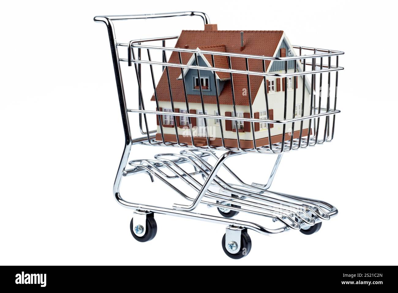 Ein Modell eines Hauses in einem Einkaufswagen. Symbolfoto für Hauskauf. Österreich Stockfoto