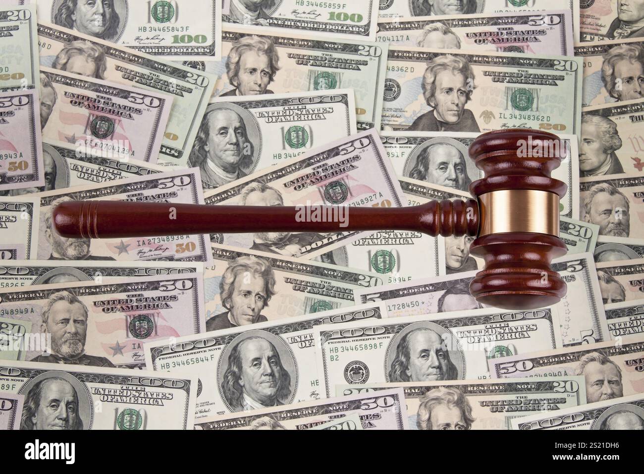 Viele Dollarnoten mit Gavel. Gerichtskosten - Gerichtskosten. Österreich Stockfoto