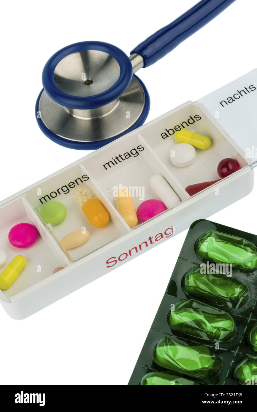 Tablettenspender und Stethoskop, symbolisches Foto für Therapie, Verordnung und Herzinfarkt Österreich Stockfoto
