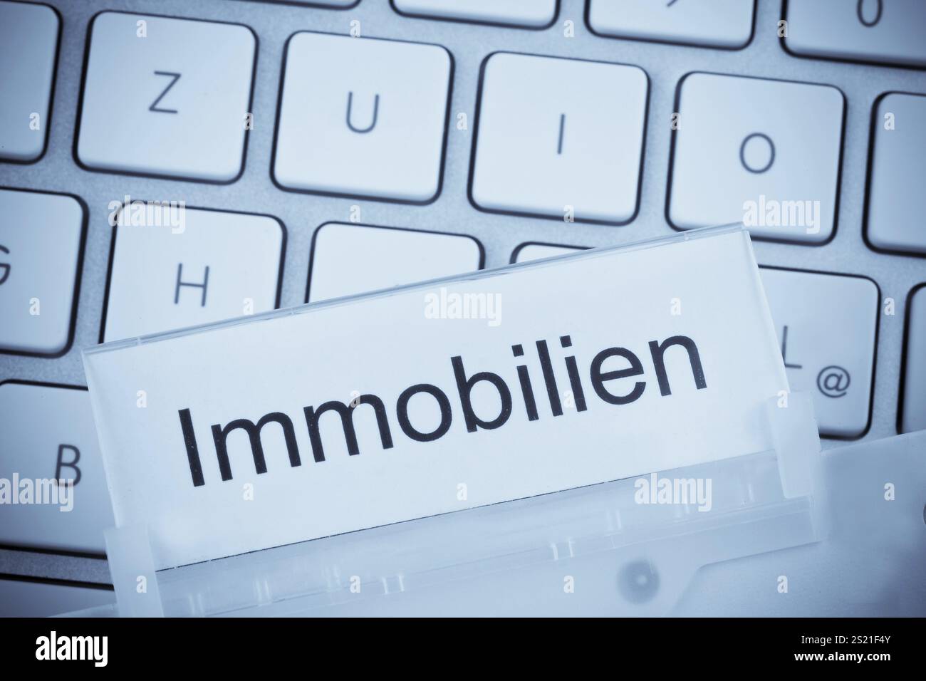 Ein Ordner für Akten in einer hängenden Akte vor einer Computertastatur zum Thema: Immobilien, Immobilien, Immobilien Österreich Stockfoto