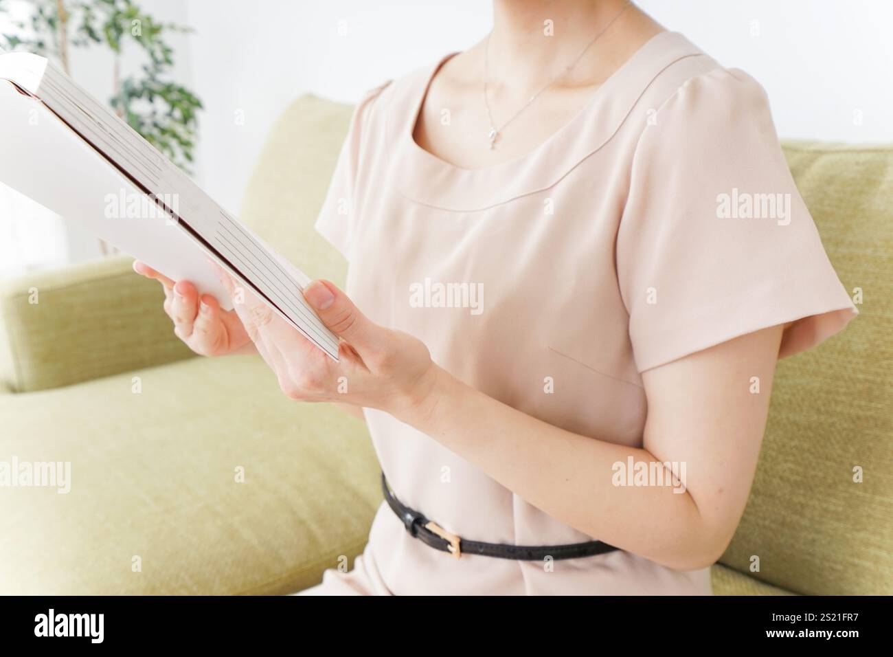 Frau liest in ihrem Zimmer Stockfoto