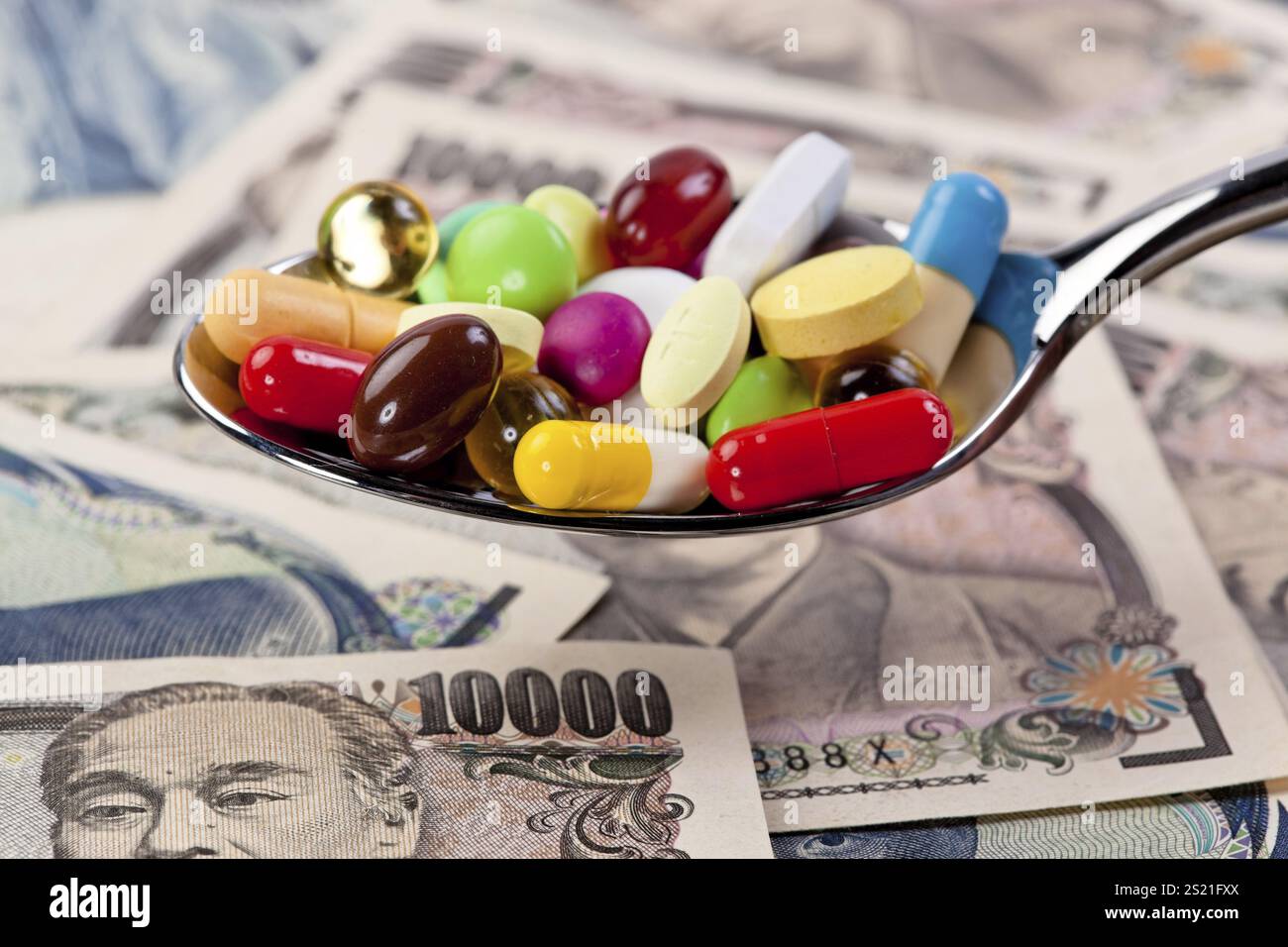 Tablets und japanische Yen-Währung, Symbol für Gesundheitskosten Stockfoto
