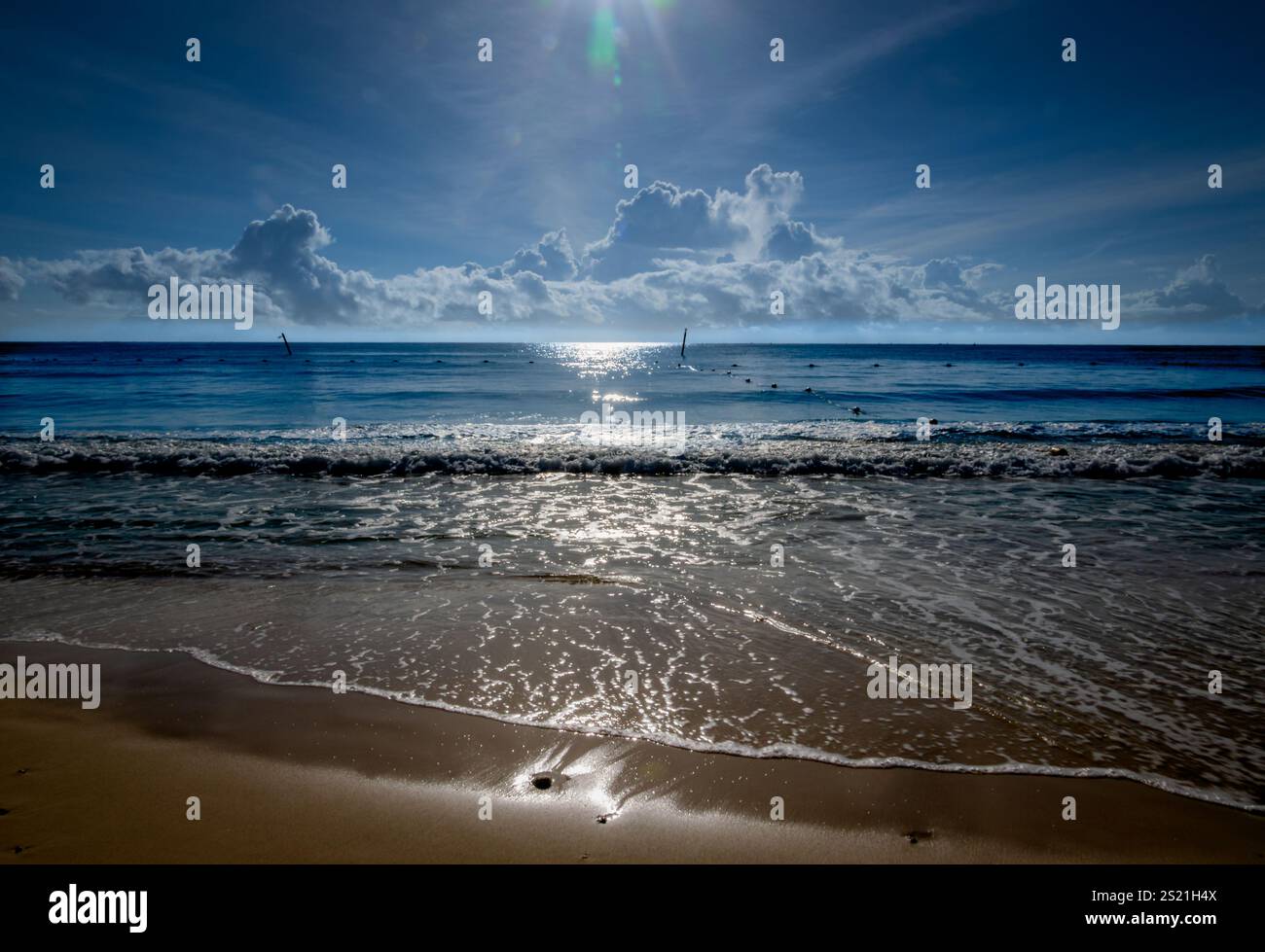 Sonne, Himmel, Wolken, Ozean und Wellenlandschaft Stockfoto