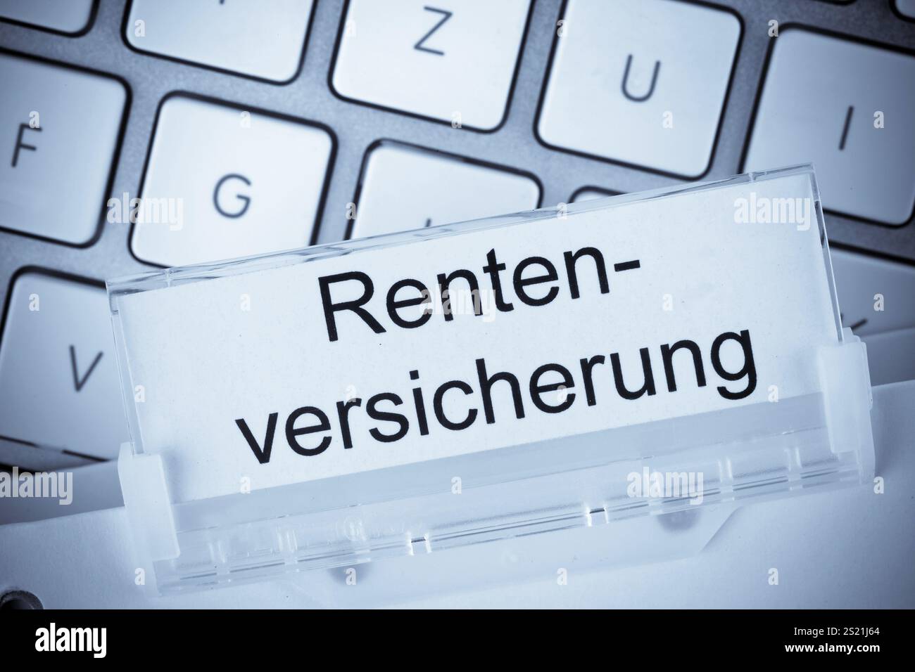 Der Ordner einer Hängeakte vor einer Computertastatur zum Thema Rentenversicherung Osterreich Stockfoto