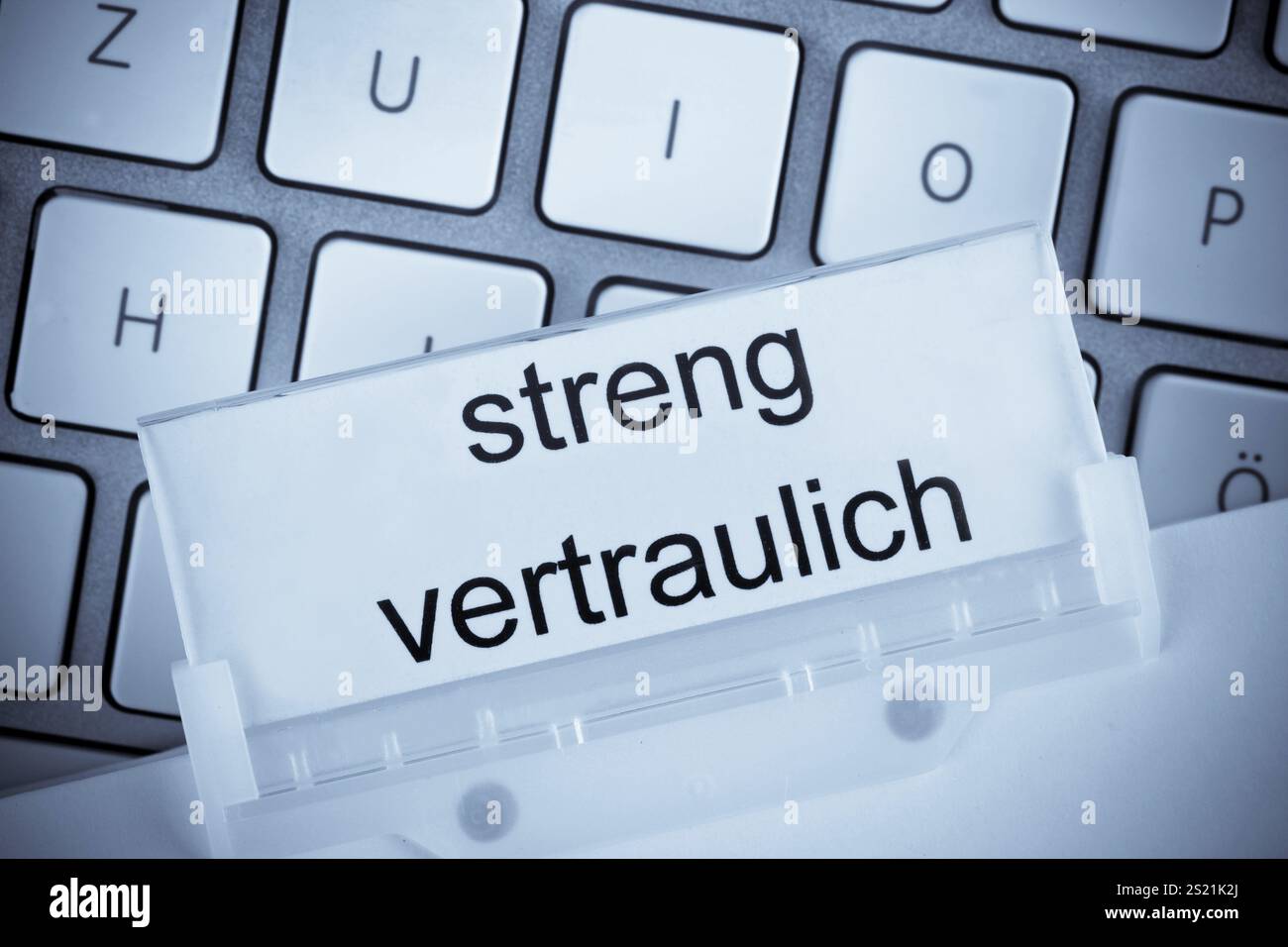 Der Ordner einer Hängeakte vor einer Computertastatur zum Thema streng vertrauliches Österreich Stockfoto