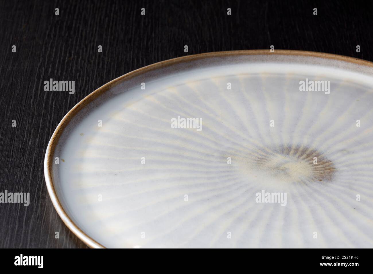 Japanischer Teller - Japanisches Geschirr - Japan - Japanisch Modern - Schwarzer Rücken Stockfoto