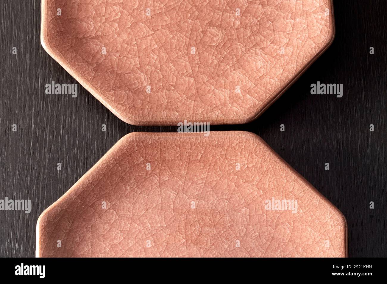 Japanischer Teller - Japanisches Geschirr - Japan - Japanisch Modern - Schwarzer Rücken Stockfoto