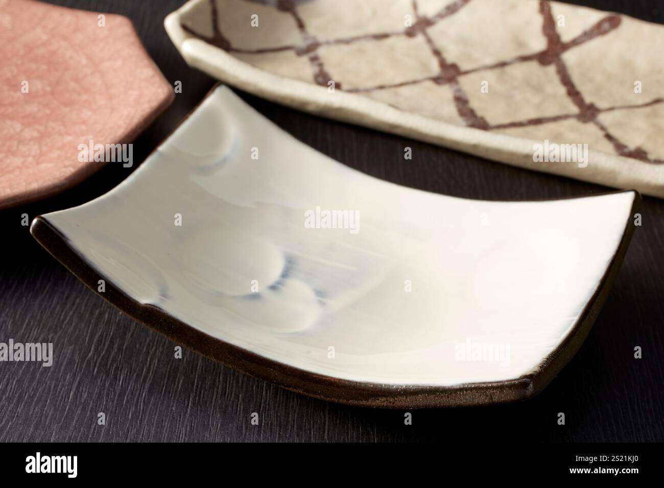 Japanischer Teller - Japanisches Geschirr - Japan - Japanisch Modern - Schwarzer Rücken Stockfoto