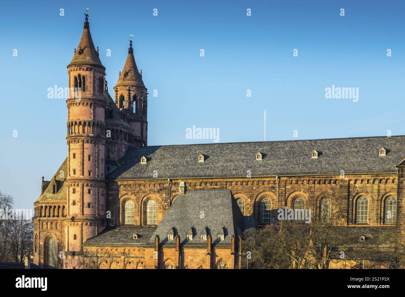 Der Wormser Dom ist eines der großen historischen Bauwerke der Nibelungenstadt. Der alte Dom in der historischen Stadt Worms in Deutschland Stockfoto