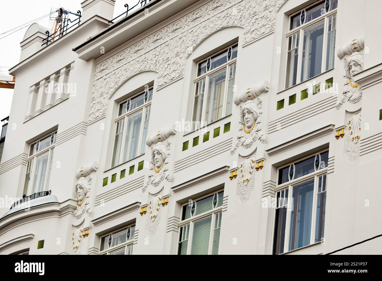 Ein wunderschön renoviertes Jugendstilhaus. Sanierung von Altstadthäusern. Österreich Stockfoto
