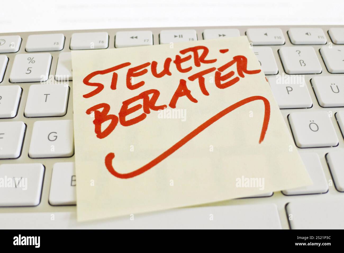 Ein Hinweis auf der Tastatur eines Computers zur Erinnerung: Steuerberater Österreich Stockfoto
