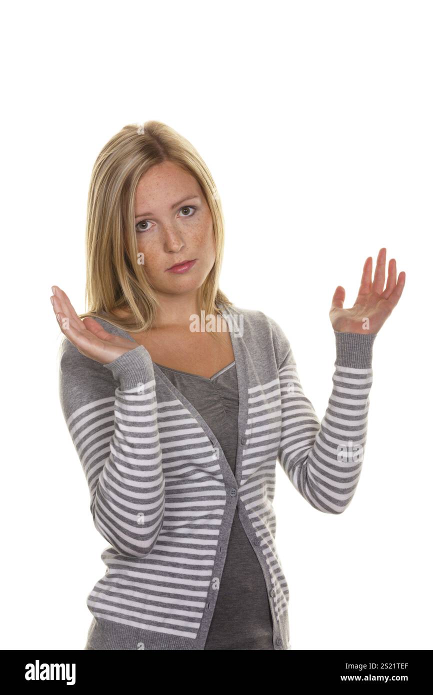 Eine ahnungslose Frau zuckt mit den Schultern. Mit den Schultern zucken und Hilflosigkeit Österreich Stockfoto