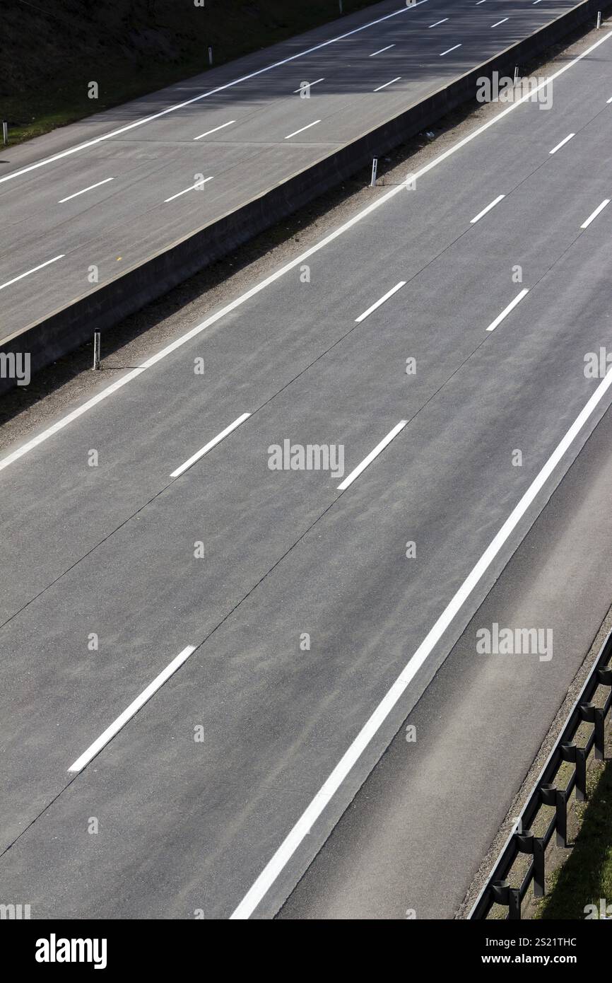 Lkw auf der Autobahn. Güterkraftverkehr. Österreich Stockfoto