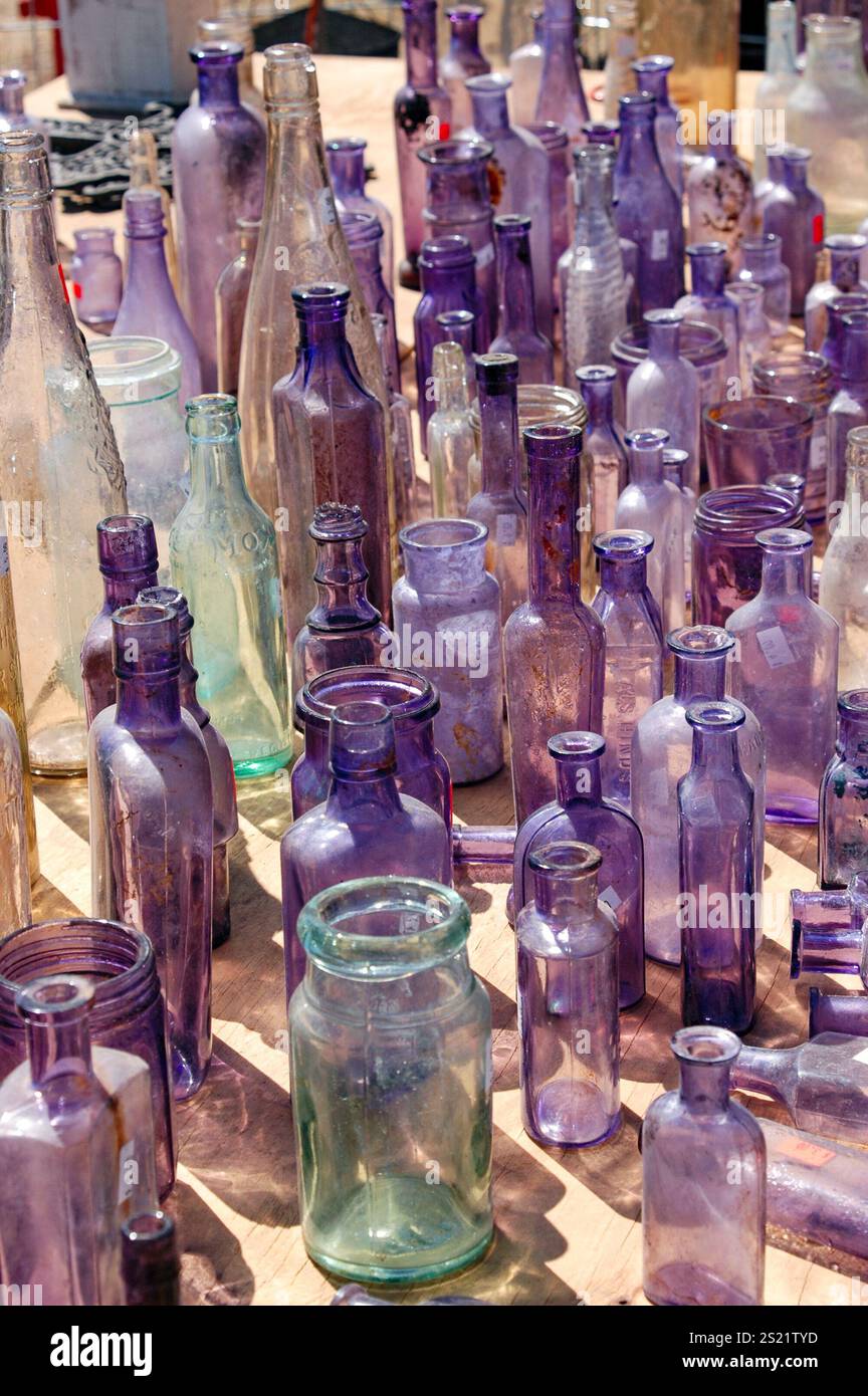 Foto mit vielen antiken Flaschen Stockfoto