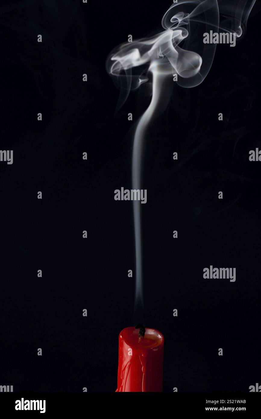 Die Flamme einer Kerze wurde ausgeblasen. Symbolisiert Tod, Sterben und das vergangene Österreich Stockfoto