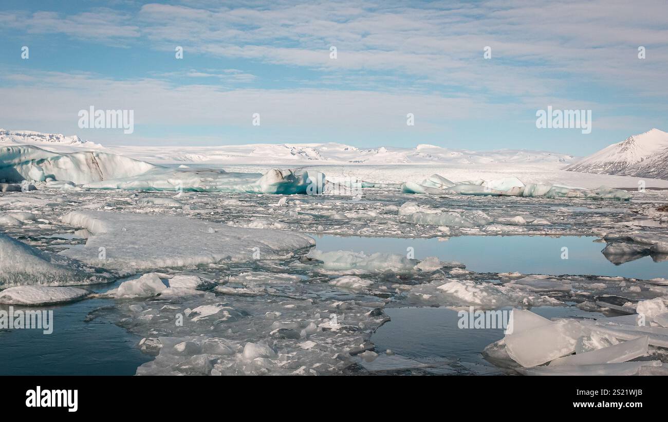 Wunderschöne Jökulsárlón Gletscherlagune Wasser und Eis in Island. Foto an einem bewölkten Tag Stockfoto
