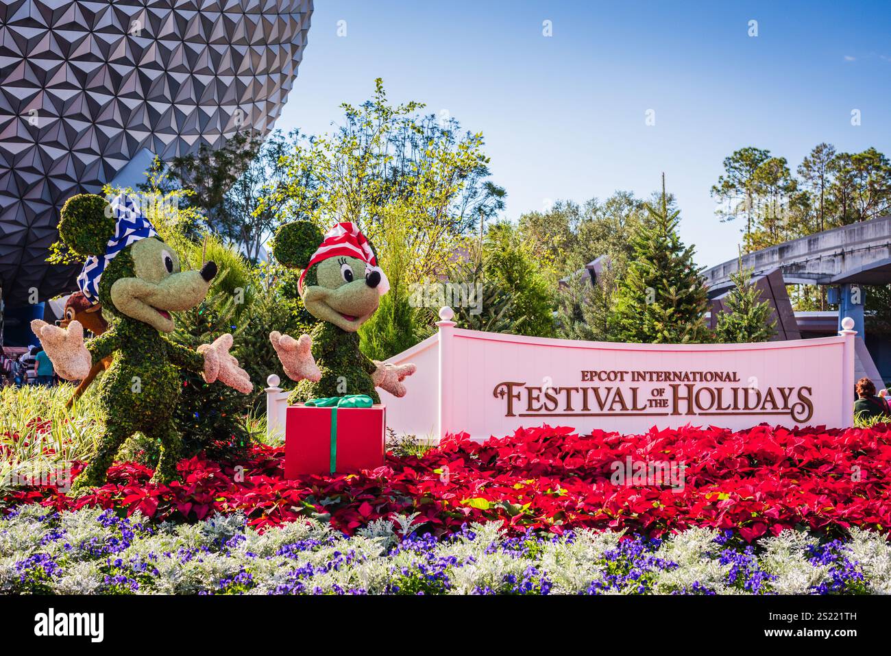 Orlando, FL USA - 14. Dezember 2017: Epcot International Festival of the Holidays Schild mit Minnie und Mickey Mouse Topiary. Stockfoto