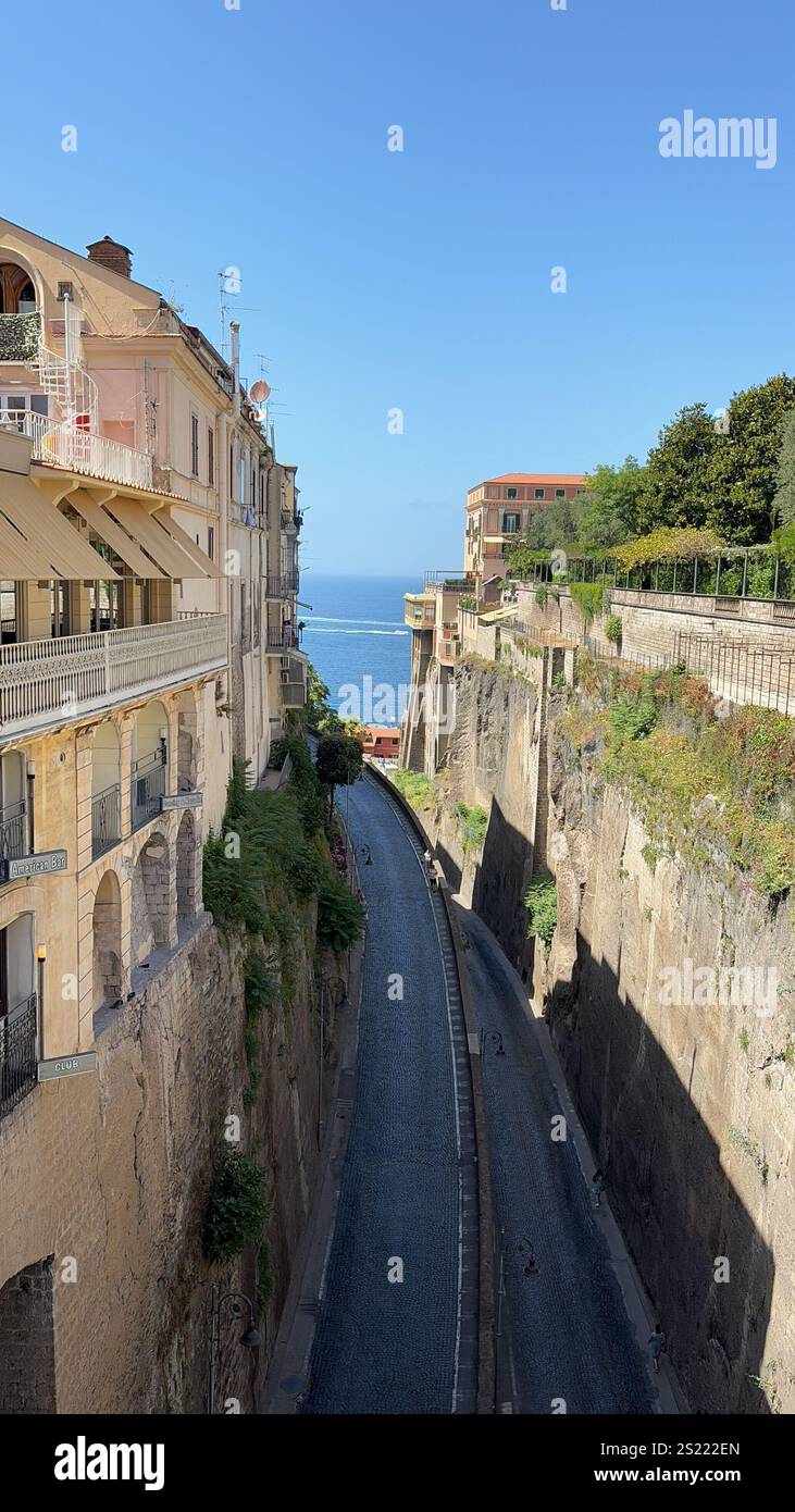 Ein ikonischer Blick auf das Mittelmeer von den bezaubernden Straßen von Sorrent, Italien. - Smartphone-aufgenommenes Stockfoto