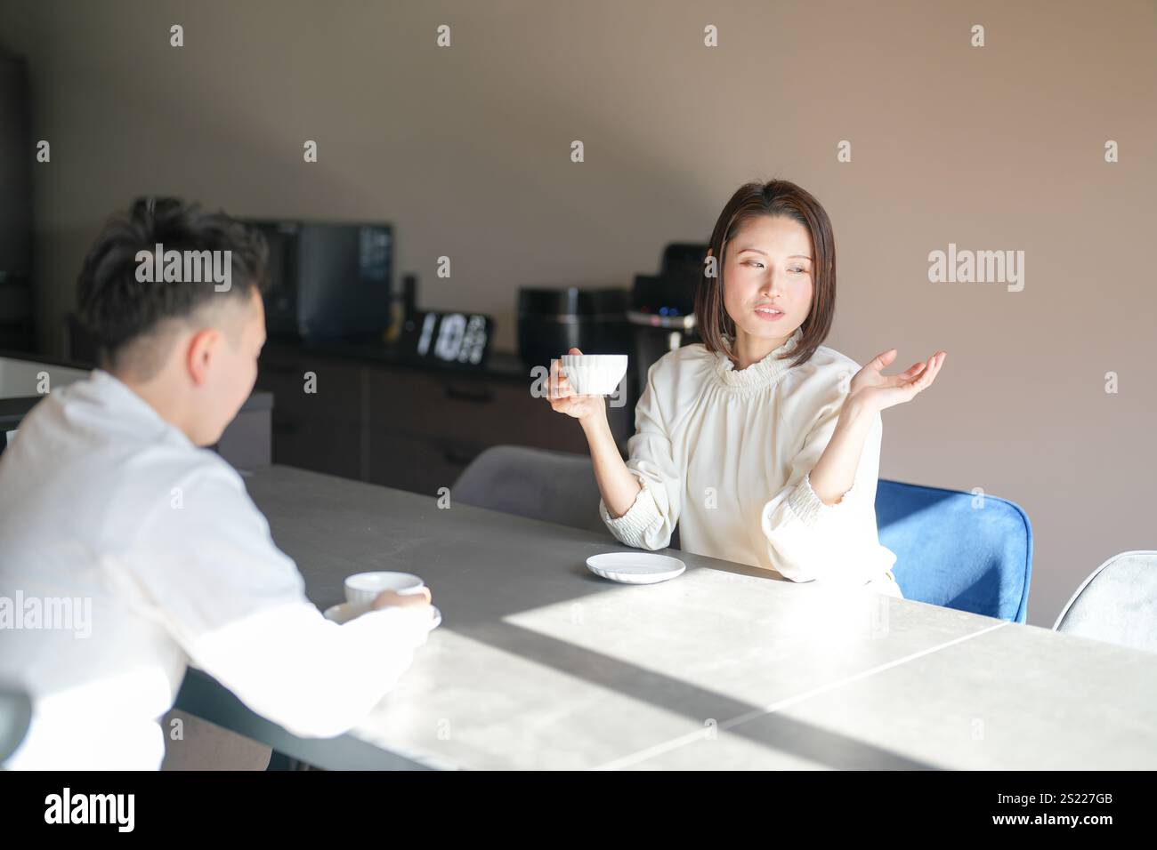 Ein japanisches Paar, eine Frau in den 30ern und ein Mann in den 20ern, genießt Nachmittagstee zu Hause. Stockfoto