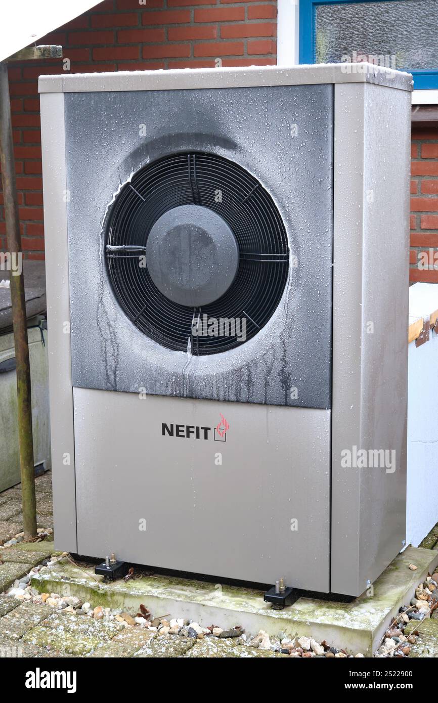 4. Januar 2025 - Stuifzand-Niederlande: Nefit-Bosch Wärmepumpeneinheit in einem Wohnbereich im Freien, mit nachhaltiger Energietechnik für effiziente Nutzung Stockfoto