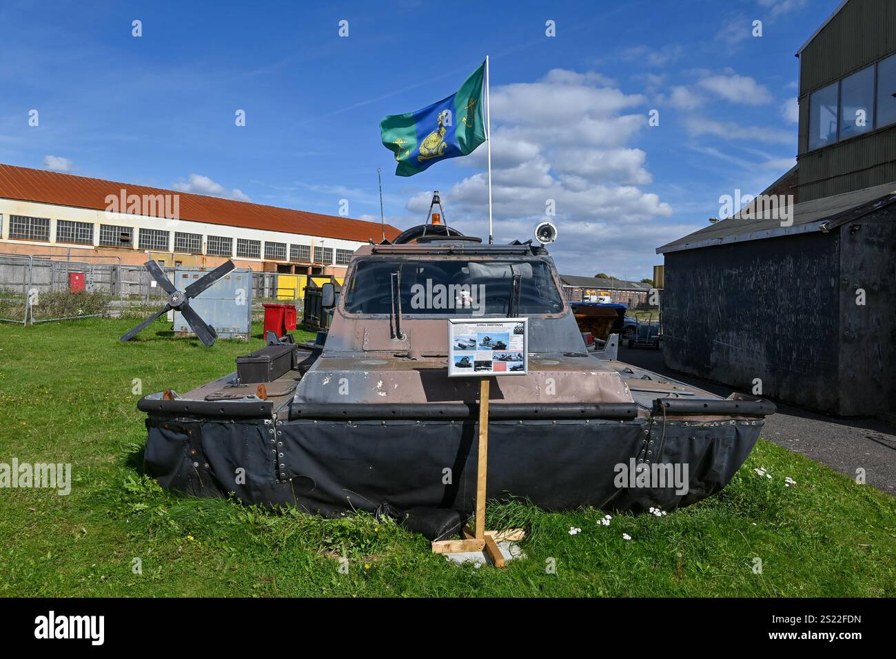 Militärkissenfahrzeuge mit Royal Marine Markierungen und Flagge im Hovercraft Museum. September 2024. Stockfoto