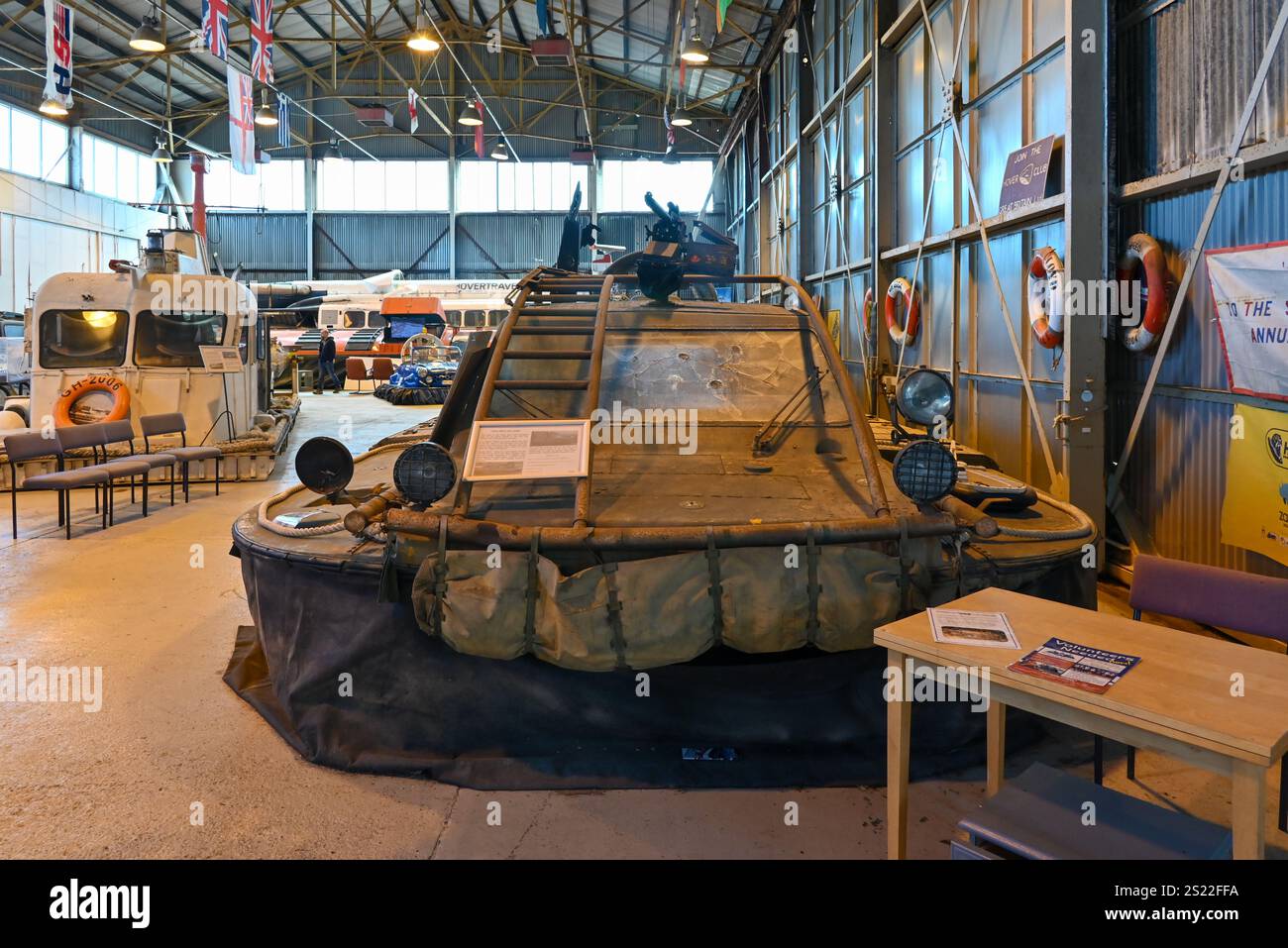 Militärkissenfahrzeuge, die in dem James-Bond-Film sterben an einem anderen Tag im Hovercraft-Museum in Lee on Solent zu sehen sind. September 2024. Stockfoto