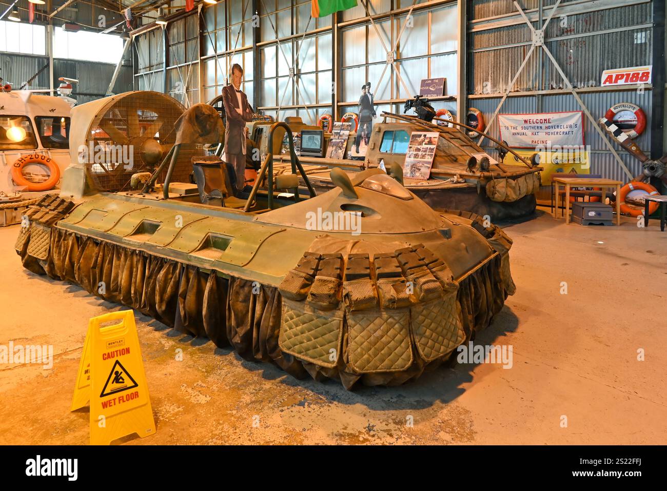Militärkissenfahrzeuge, die in dem James-Bond-Film sterben an einem anderen Tag im Hovercraft-Museum in Lee on Solent zu sehen sind. September 2024. Stockfoto