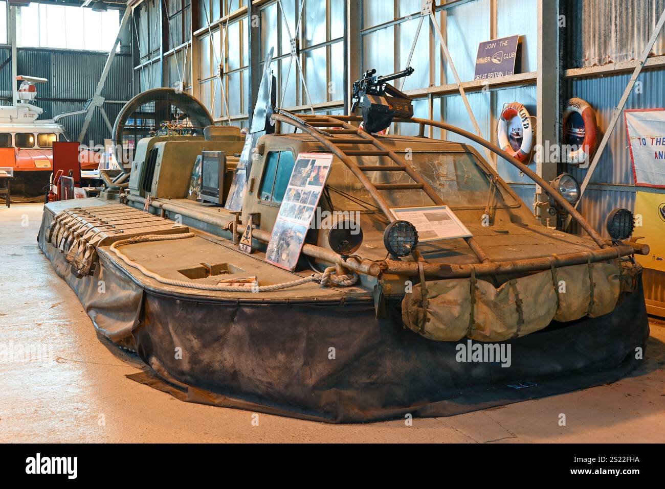 Militärkissenfahrzeuge, die in dem James-Bond-Film sterben an einem anderen Tag im Hovercraft-Museum in Lee on Solent zu sehen sind. September 2024. Stockfoto