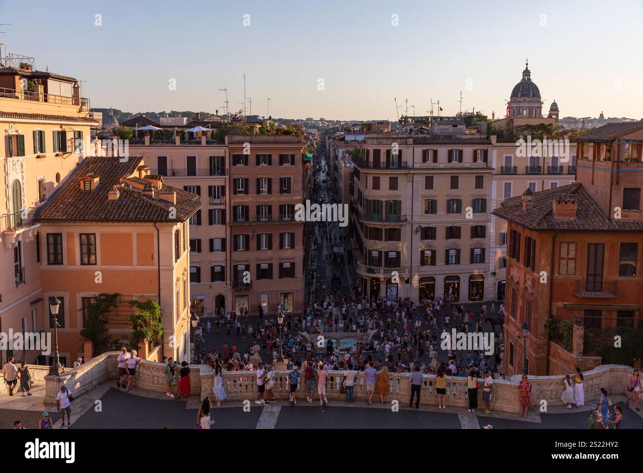 Blick von der Piazza della Trinità dei Monti auf die Menschenmassen auf der Piazza di Spagna, Rom, Italien. Stockfoto