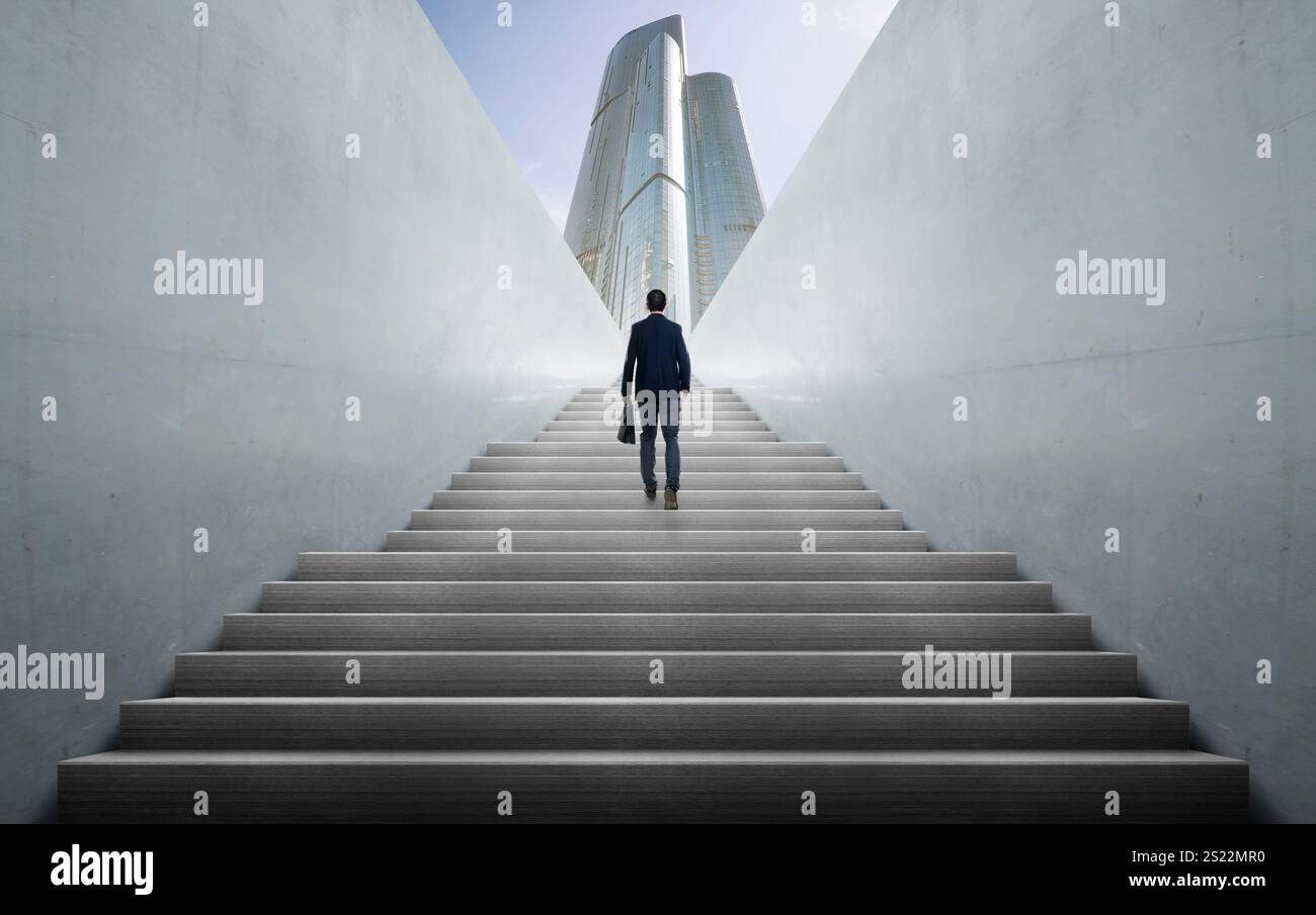 Geschäftsmann, der Treppen hinauf zum modernen Wolkenkratzer im Business Center geht, Konzept der Karriere und des Erfolgs Stockfoto