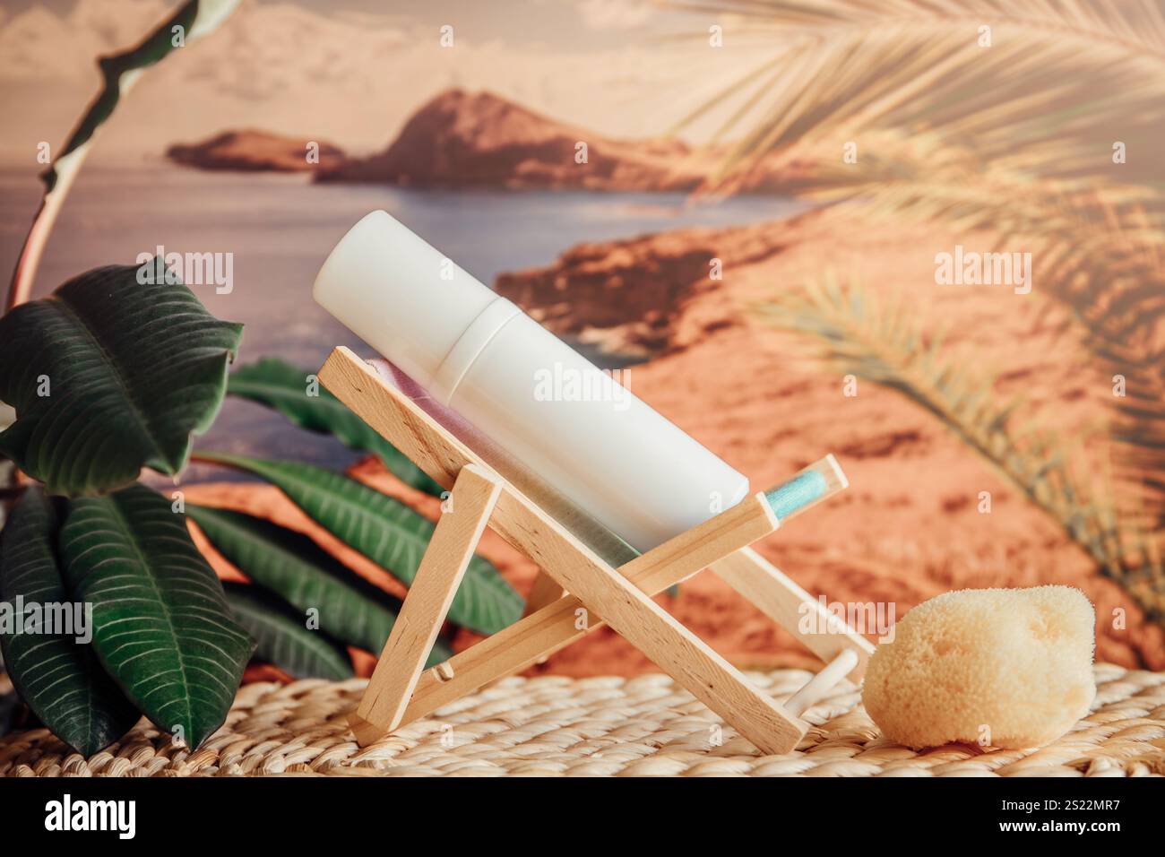 Das lustige Bild einer Flasche Sonnencreme sitzt auf einer Liege und saugt die Sonne auf. Das Konzept des Hautschutzes im Urlaub. Stockfoto Das lustige Bild einer Flasche Sonnencreme sitzt auf einer Liege und saugt die Sonne auf. Das Konzept des Hautschutzes im Urlaub. Stockfoto