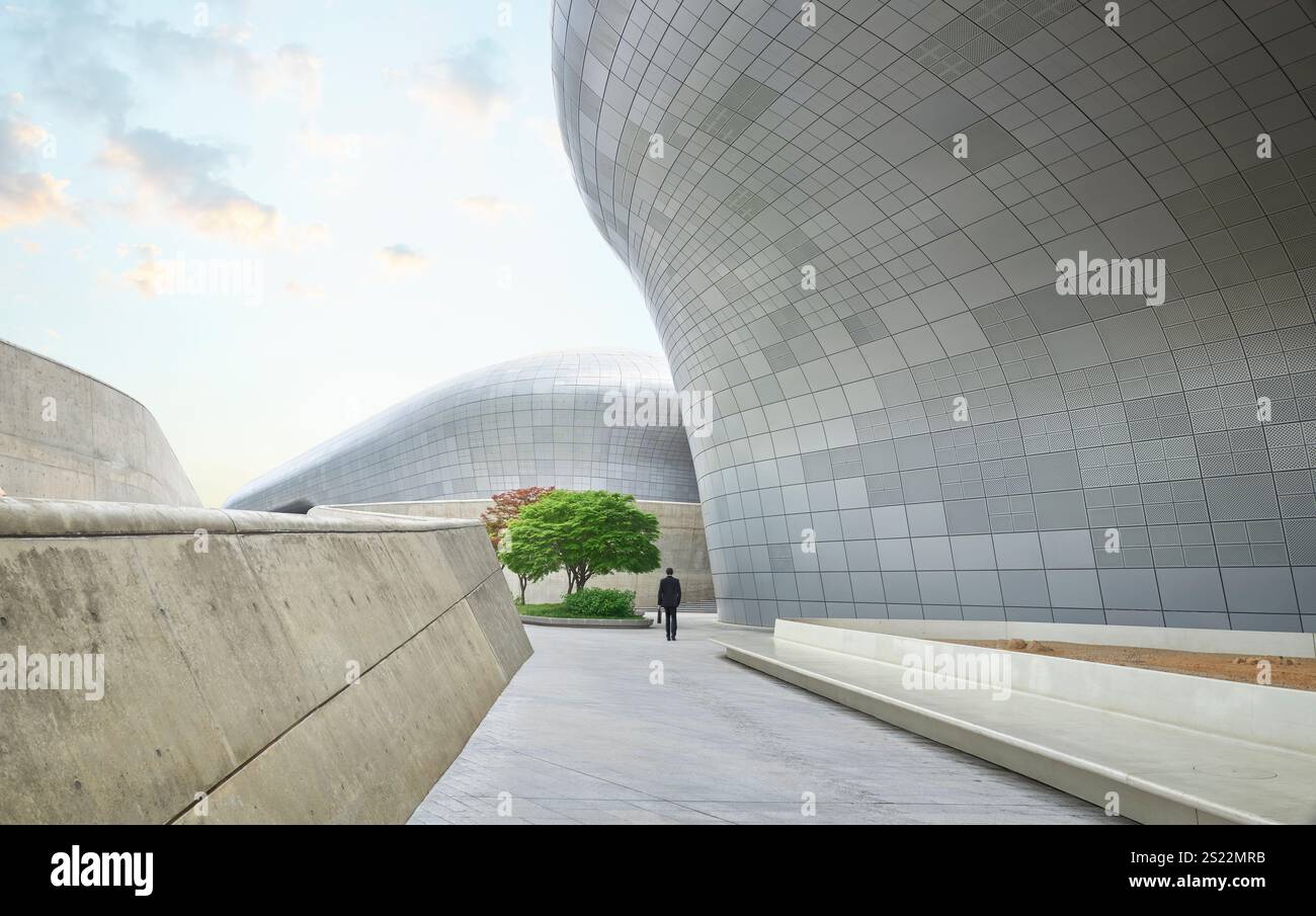Geschäftsleute, die durch futuristische Gebäude in der modernen Stadt Seoul spazieren Stockfoto