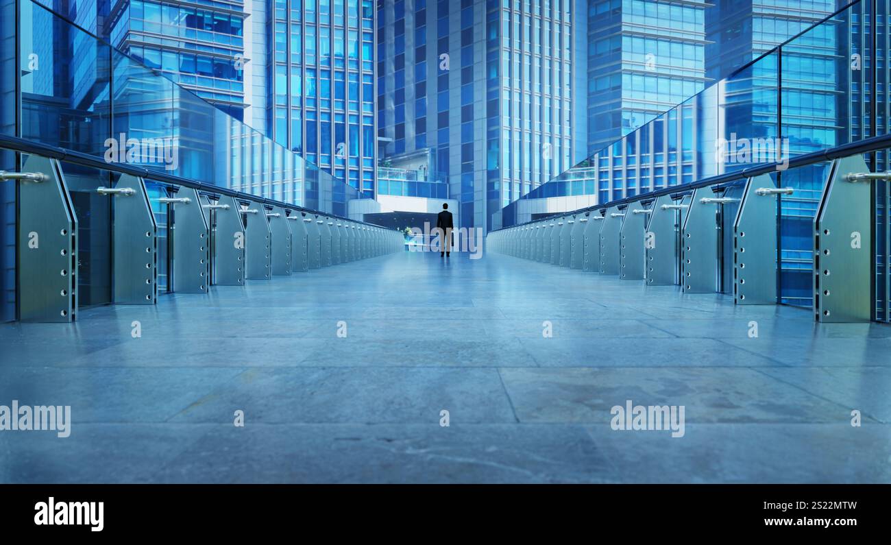 Geschäftsmann geht auf einer modernen Brücke zwischen Bürogebäuden im Finanzviertel. 3D-Rendering Stockfoto