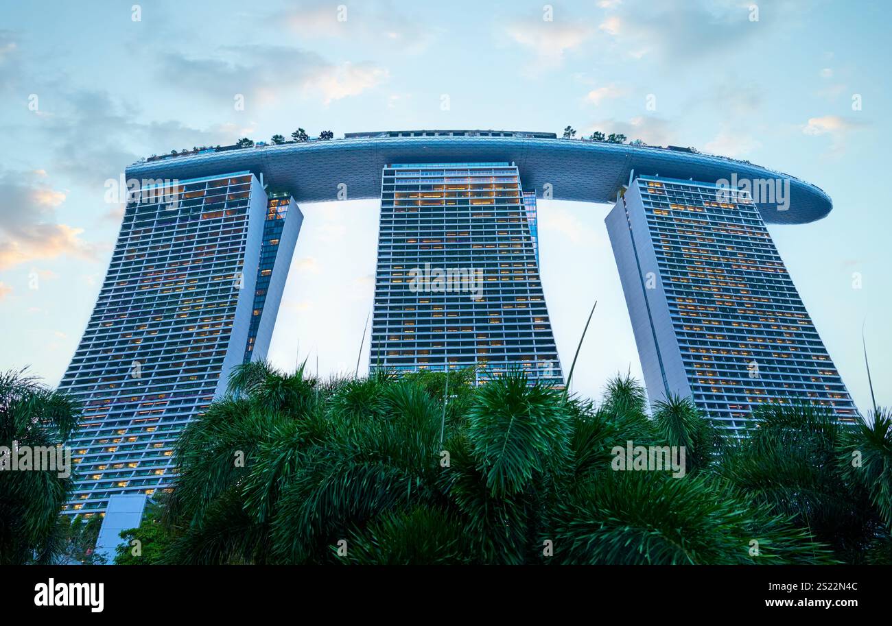 Das beeindruckende Marina Bay Sands Hotel in singapur steht hoch vor dem Dämmerungshimmel und zeigt seine einzigartige Architektur Stockfoto