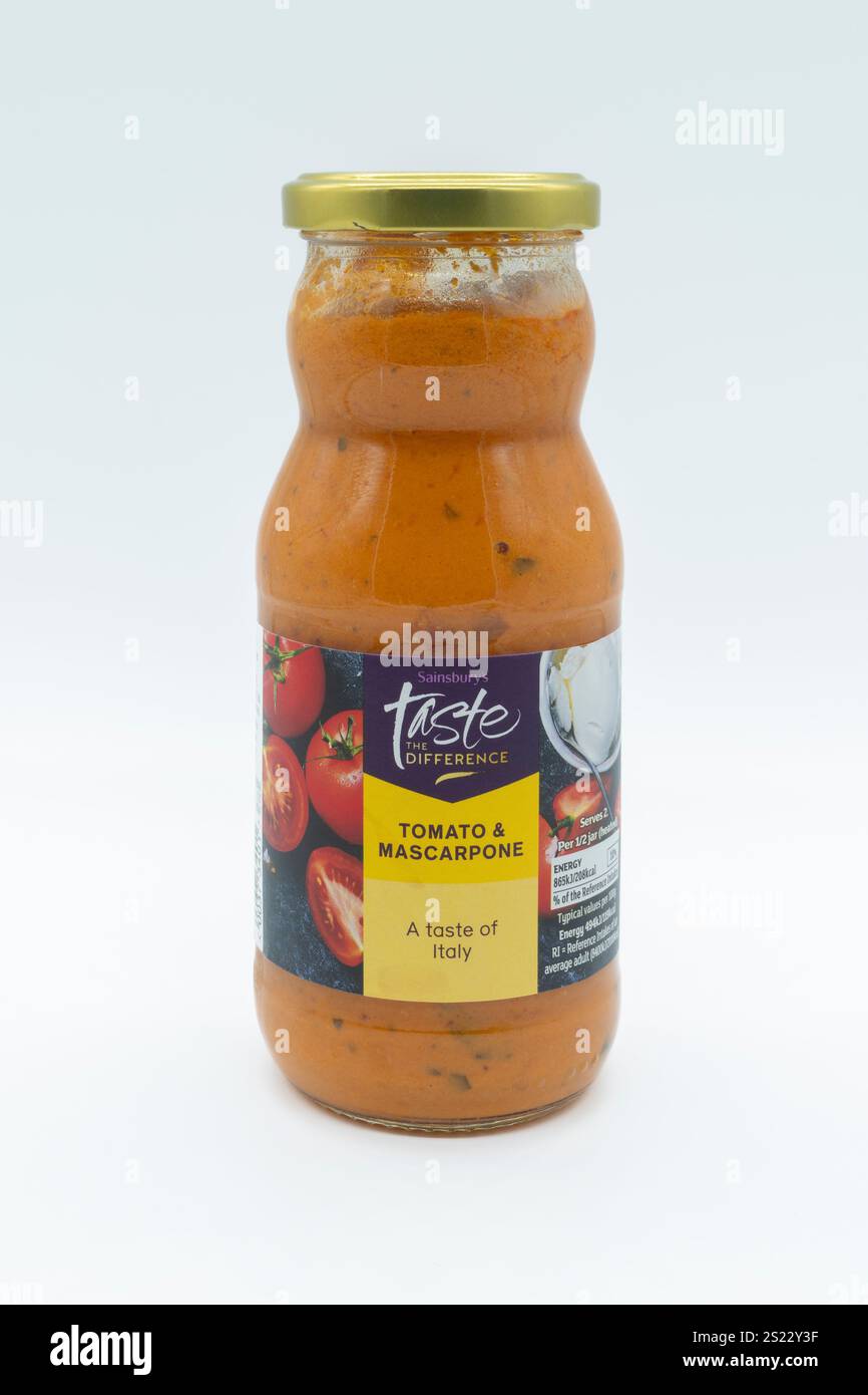 Irvine, Schottland, Vereinigtes Königreich - 23. Dezember 2024: Sainsburys Tomaten- und Mascarponesauce mit grafischen Symbolen und allgemeinen relevanten Informationen Stockfoto