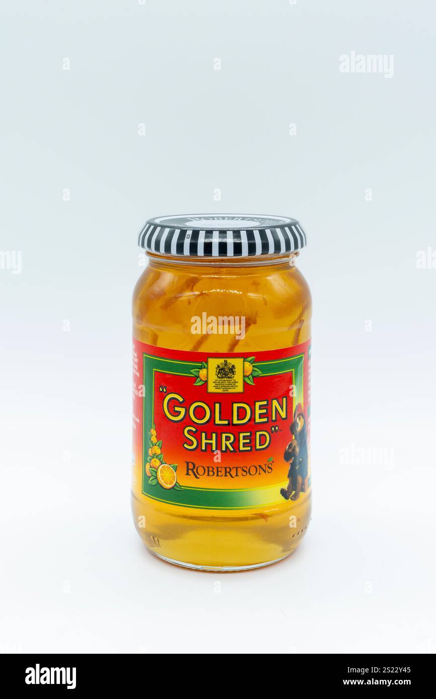 Irvine, Schottland, Vereinigtes Königreich - 23. Dezember 2024: Robertsons hat Golden Shred Marmelade in einem recycelbaren Glas und einem Metalldeckel mit grafischen Symbolen verziert Stockfoto