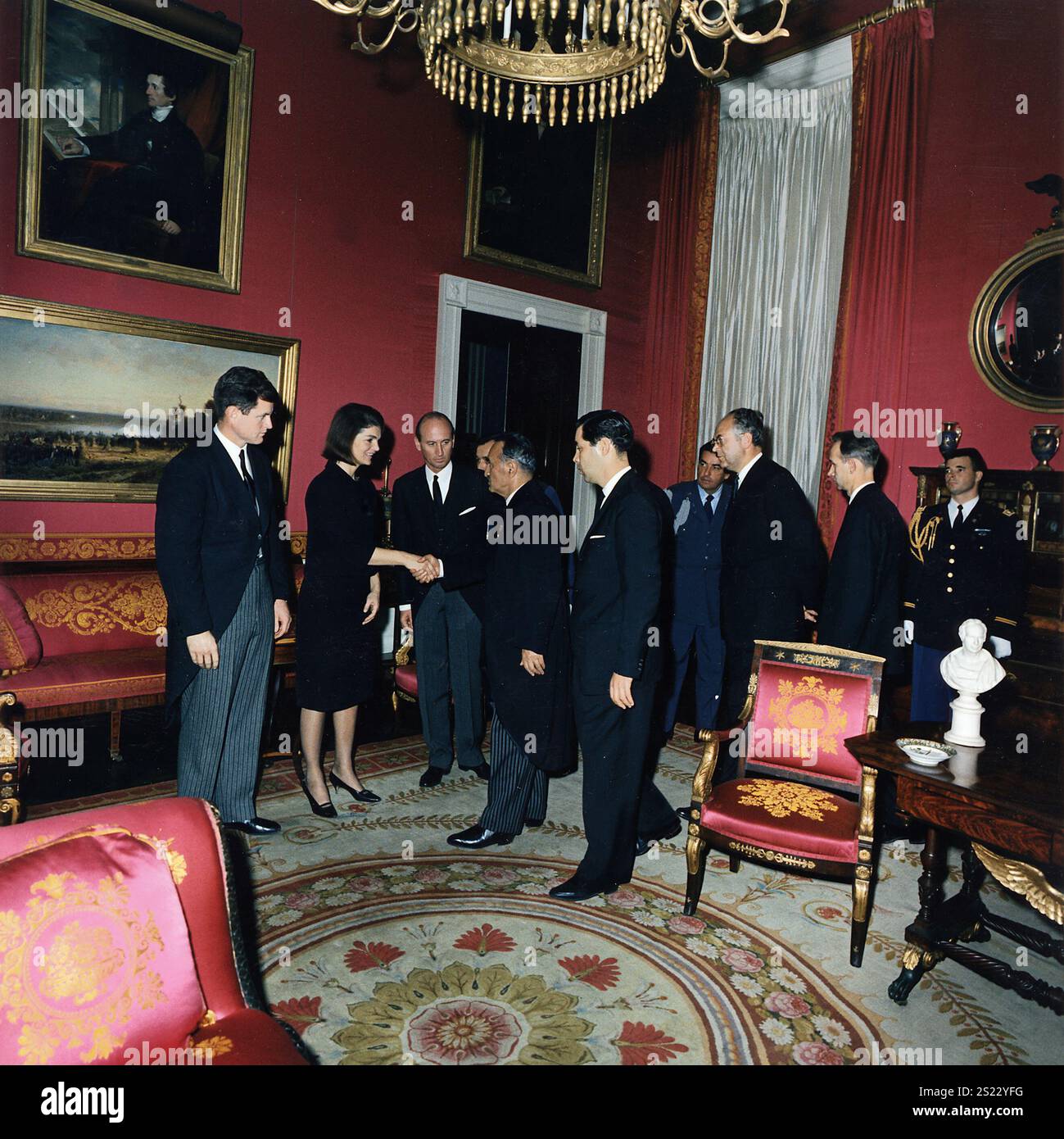 Nach dem JFK-Begräbnisempfang. Senator Edward M. Kennedy, Mrs. Jacqueline Bouvier Kennedy, Angier Biddle Duke, Empfangsleitung. Weißes Haus, Rotes Zimmer. 25. November 1963 Stockfoto